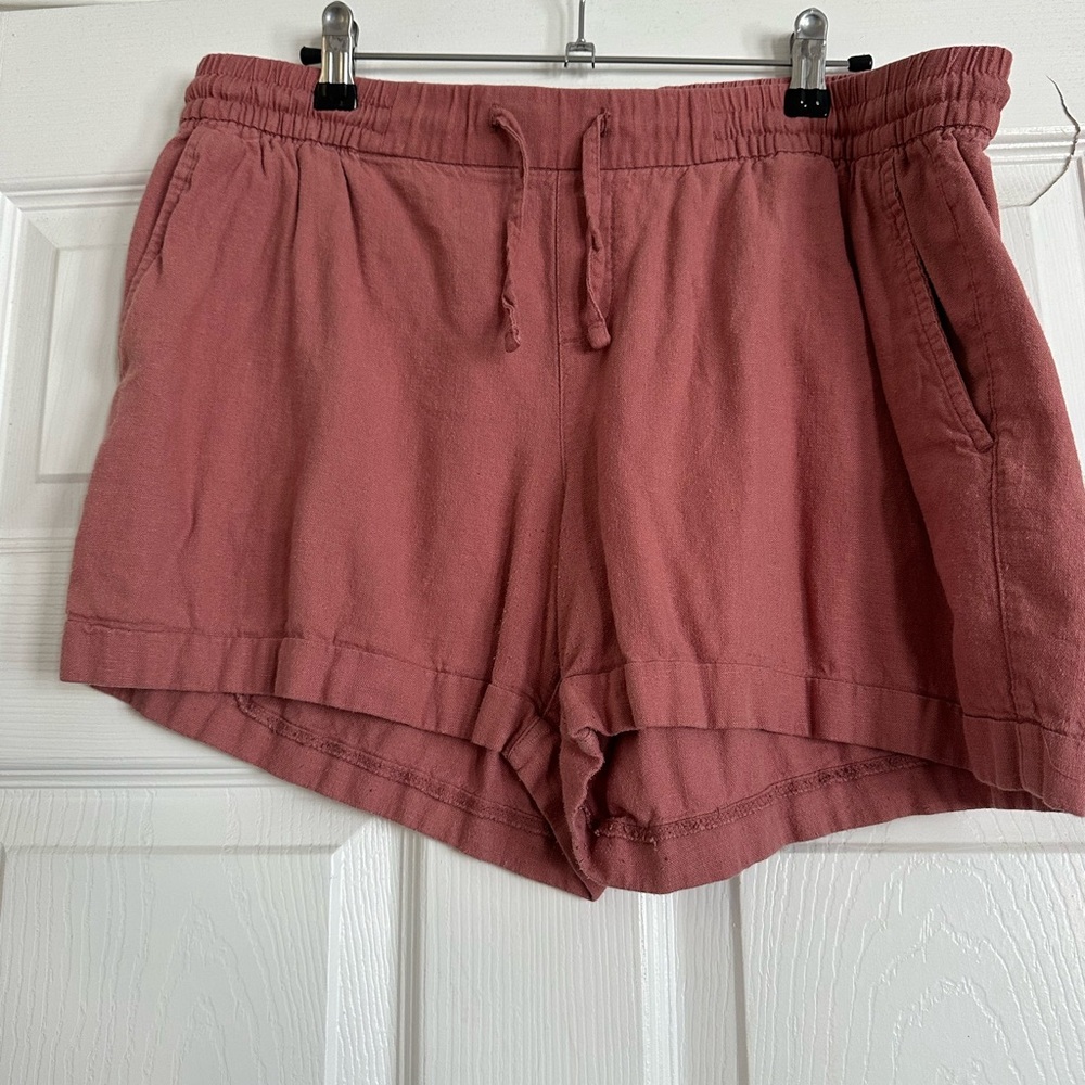 Women’s high-waisted, drawstring linen shorts. 3.5” inseam, size large.